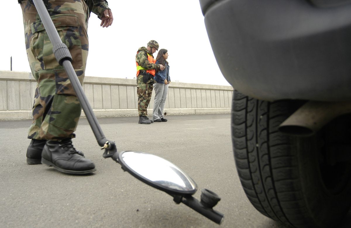 Inspection du dessous d'un véhicule au miroir lors d'un contrôle