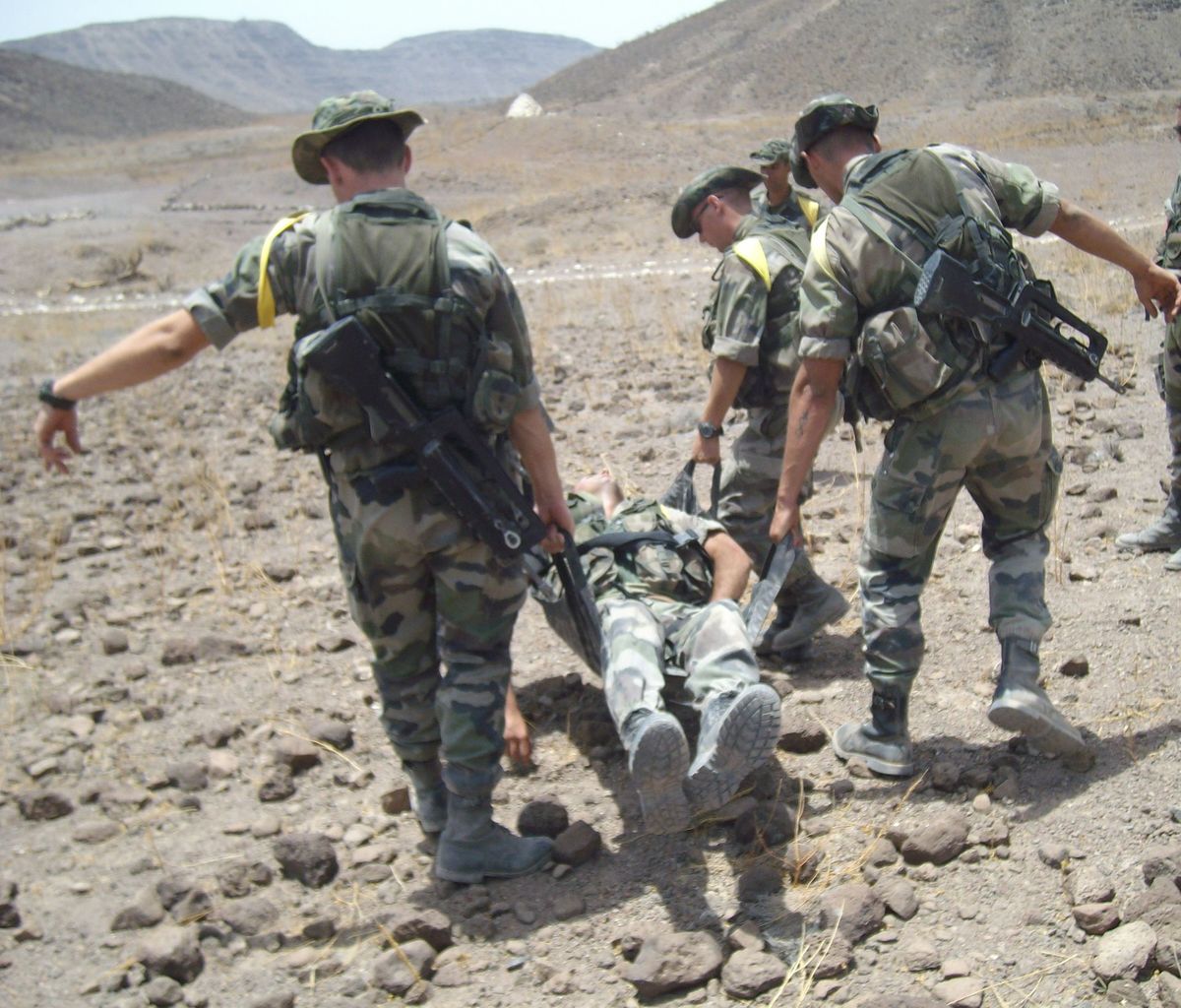 Ejercicio de evacuación de un herido en terreno árido